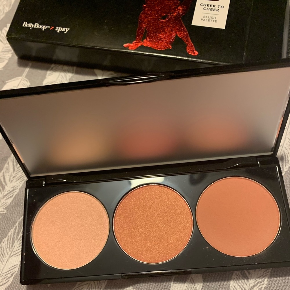 ⭐️5 for $25⭐️Betty Boop Cheek to Cheek Blush Palette